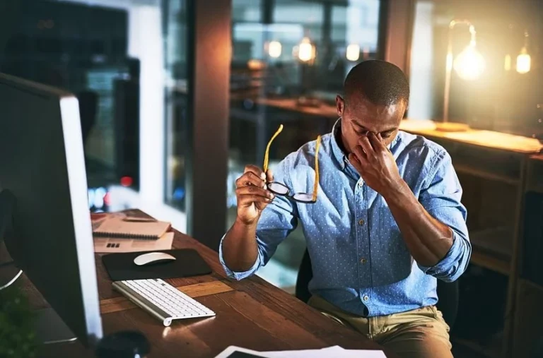 Como lideranças tóxicas afetam a saúde mental e o compliance da empresa